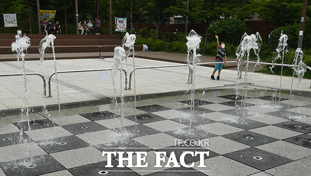 구름이 많지만 낮 기온이 최고 35도까지 오르는 무더위가 이어지는 가운데 서울 서대문구 북아현문화체육센터 인근 공원 분수대에서 시원한 문줄기가 솟구치고 있다. 기상청은 내일부터 전국이 장마전선의 영향을 받겠으며 목요일 오후에서 금요일 오전 사이에는 곳에 따라 강한 비를 예보했다./이동률 기자