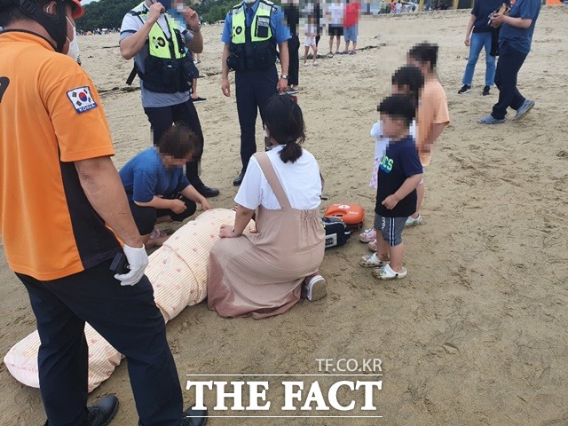 충남소방본부 소속 부부 소방관의 기지와 발 빠른 대처가 바다에 빠져 위험에 처한 외국인 관광객의 소중한 생명을 살렸다. / 충남소방본부 제공