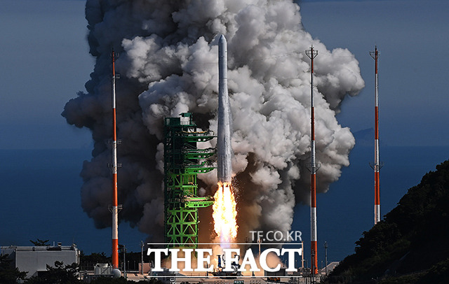 순수 국내 기술로 설계 및 제작된 한국형 발사체 누리호(KSLV-Ⅱ)가 21일 전남 고흥군 나로우주센터 발사대에서 화염을 내뿜으며 우주로 날아오르고 있다. /사진공동취재단