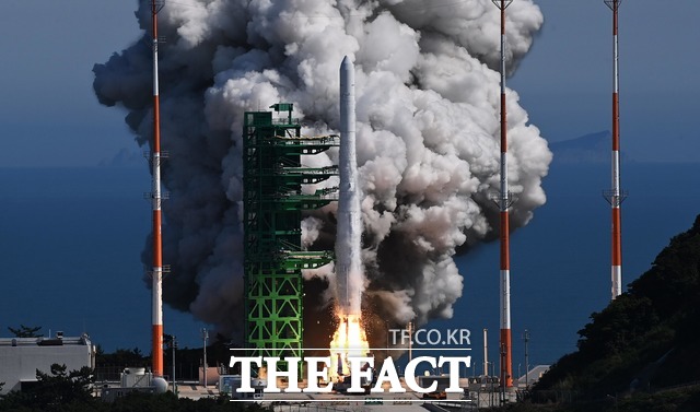 순수 국내 기술로 설계 및 제작된 한국형 발사체 누리호(KSLV-Ⅱ)가 21일 전남 고흥군 나로우주센터 발사대에서 화염을 내뿜으며 우주로 날아오르고 있다. 실제 기능이 없는 모사체(더미) 위성만 실렸던 1차 발사와 달리 이번 2차 발사 누리호에는 성능검증위성과 4기의 큐브위성이 탑재됐다. /뉴시스