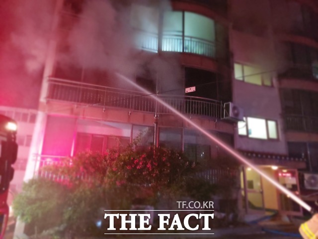 21일 오전 1시 58분께 포항시 북구 학잠동 한 다세대주택에서 불이나 소방당국이 화재를 진압하고 있다. /포항북부소방서 제공