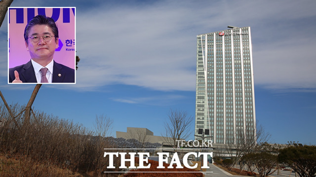 한국전력은 재무 위기 극복과 전기요금 인상 최소화를 위해 정승일(왼쪽 위) 사장을 포함한 경영진이 2021년도 경영 평가 성과급을 전액 반납한다고 밝혔다. /한국전력 제공