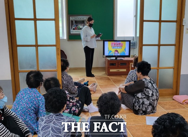 강진군이 여름철 온열질환 예방 읍·면 순회 교육 실시하고 있다/강진군청 제공