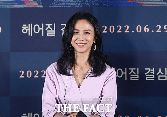 배우 탕웨이가 21일 오후 서울 용산구 CGV용산아이파크몰에서 열린 영화 헤어질 결심의 언론배급 시사회에 참석해 미소를 보이고 있다. /이동률 기자