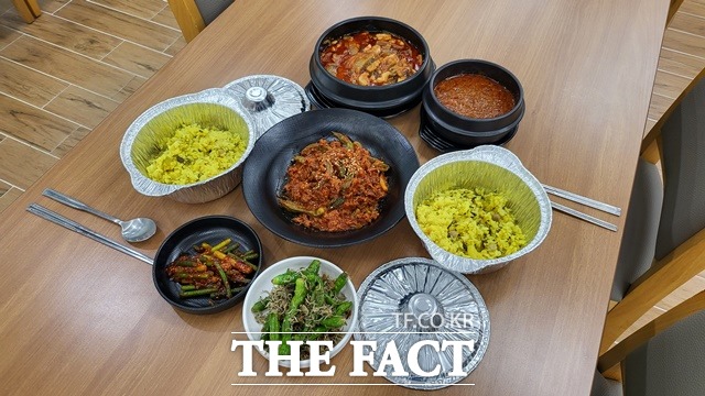 예가정성 인증 농산물인 미황쌀, 쪽파를 이용한 솥밥 및 반찬 5종으로 구성된 밀키트. / 예산군 제공