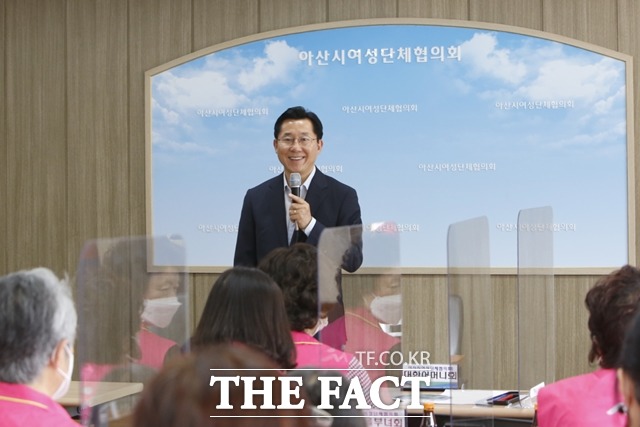 박경귀 아산시장 당선인이 지난 20일 아산시 여성단체 협의회 월례회의에 참석해 회원들과 주요 현안에 대한 이야기를 나눴다. / 새로운아산시대준비위원회 제공