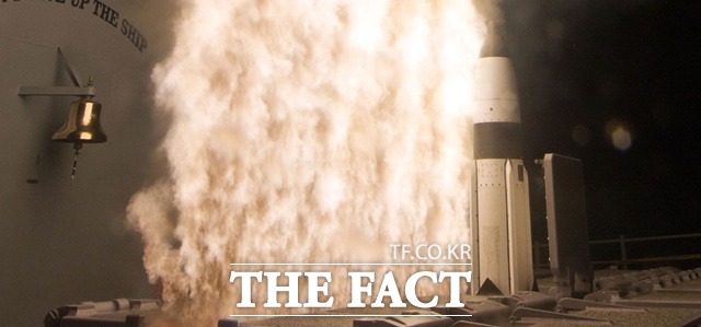 미국 이지스함에서 탄도미사일 요격 미사일 SM-3가 화염을 뿜으며 발사되고 있다./레이시온