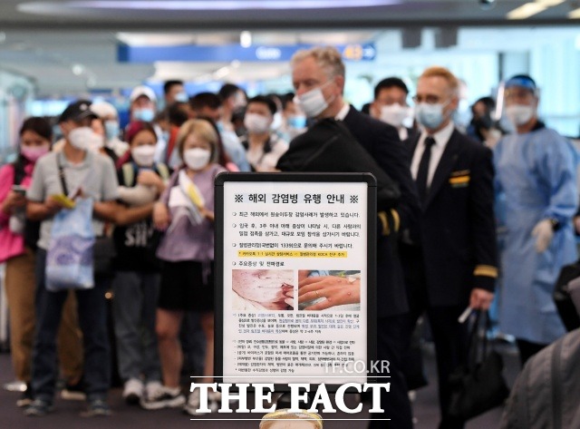 국내에서 처음 원숭이두창 의심환자가 2명 발생했다. 사진은 인천국제공항 제1여객터미널 입국장에 게시돼 있는 원숭이 두창 안내문./뉴시스