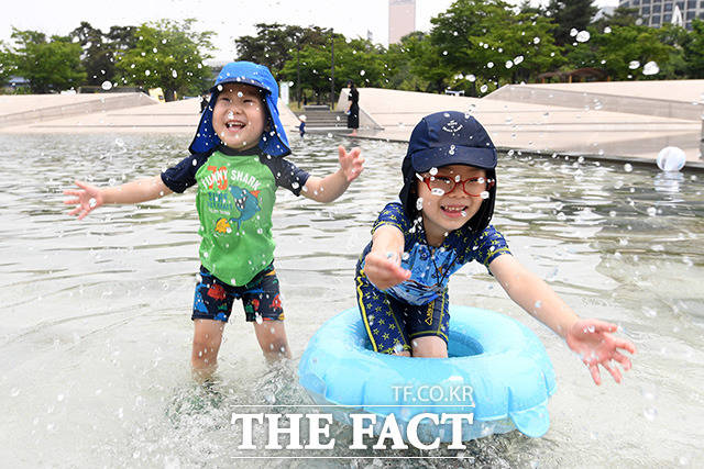 무더위가 계속되는 22일 오후 서울 여의도 물빛광장을 찾은 아이들이 물놀이를 즐기며 더위를 식히고 있다. /남용희 기자