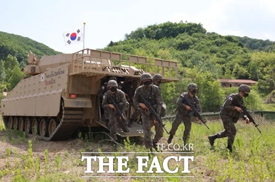 한국 육군11사단 기계화부대 대원들이 AS21 레드백 장갑차에서 내려 달리고 있다./밀리터리리크