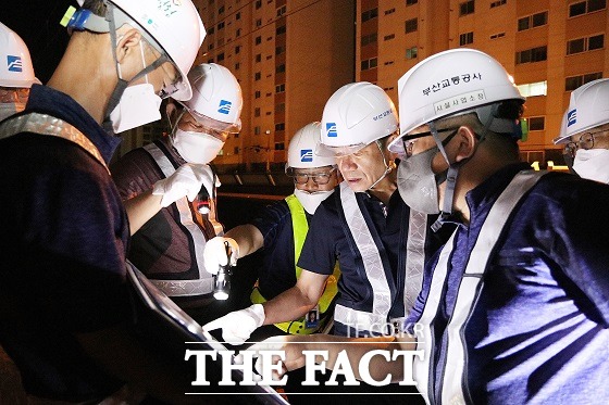 부산교통공사는 본격적인 여름철을 앞두고 도시철도 안전사고를 사전에 예방하기 위해 위험개소 30곳에 대상 안전점검을 실시했다고 22일 밝혔다./부산교통공사 제공.