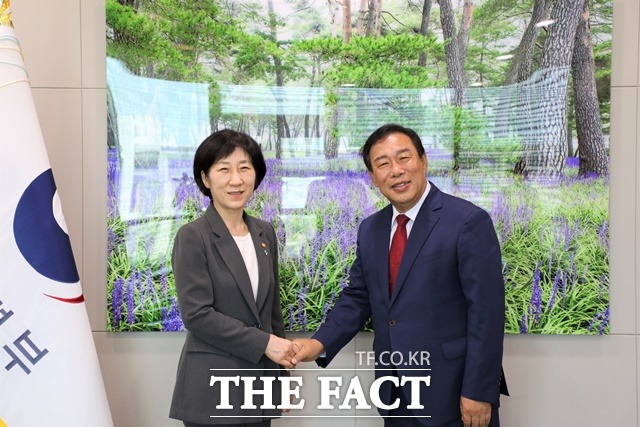 (왼쪽)한화진 환경부 장관과 협력의 손을 잡고 있는 최민호 세종시장 당선인. / 최민호 세종시장직 인수위원호 제공.