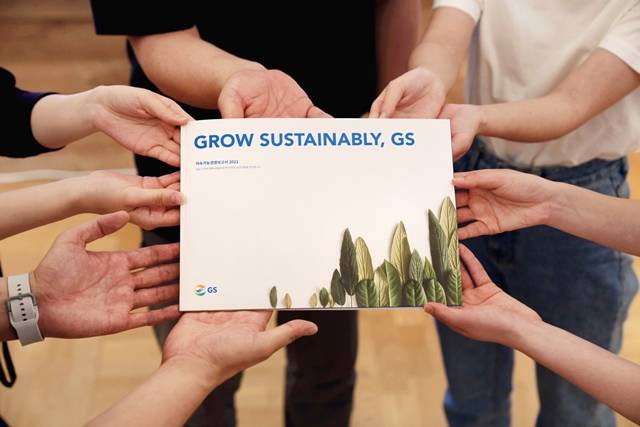 GS그룹은 이번 지속가능경영보고서에서 친환경 경영 슬로건인 Grow Sustainably, GS를 중심으로 3대 친환경 실행 방향을 소개했다. /GS그룹 제공