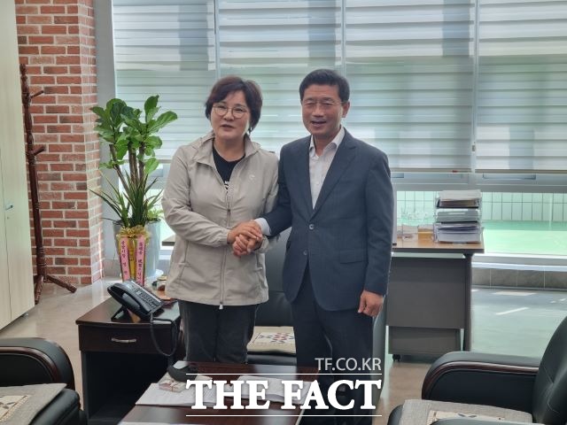 조수진 국민의힘 최고위원이 22일 오후 정인화 광양시장 당선인과 면담 갖기에 앞서 악수를 나누고 있다. /유홍철 기자