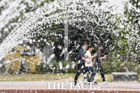  후텁지근한 날씨, 시원한 물줄기로 달래요 [포토]