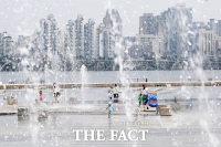  무더위 피해 도심 속 물놀이 즐기는 시민들 [포토]