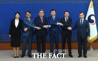  박진 장관과 손 맞잡은 주한중앙아시아 5개국 대사들 [포토]