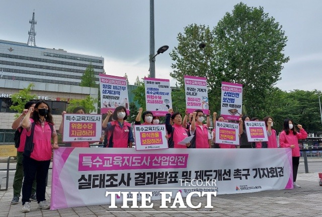 특수교육지도사의 업무 중 안전과 휴식권을 보장해야 한다는 목소리가 모였다. 사진은 23일 학비노조 기자회견./안정호 기자