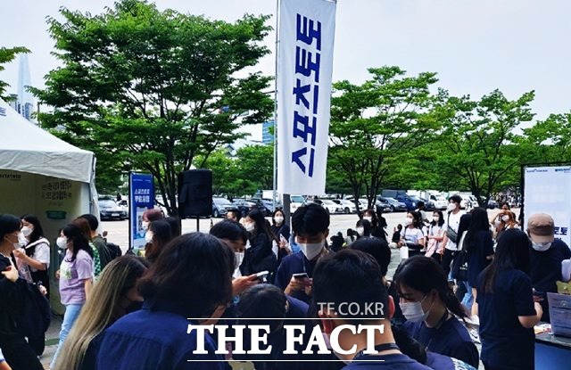 지난 18일 두산베어스-KT위즈전이 펼쳐진 서울잠실야구장 앞에서 시민들이 현장 무료체험 프로모션에 참가하고 있다./스포츠토토코리아 제공