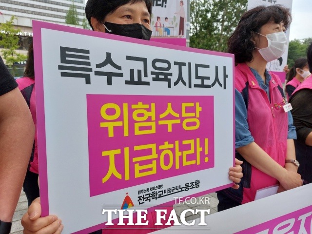 특수교육지도사의 업무 중 안전과 휴식권을 보장해야 한다는 목소리가 모였다. 사진은 23일 학비노조 기자회견./안정호 기자