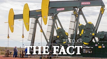 국제유가가 22일(현지시각) 경기침체에 따른 수요감소 우려로 크게 하락하고 에너지 관련 주들도 4%대 하락했다. 미국 헤스코퍼레이션 유전에서 원유를 끌어올리는 펌프잭이 움직이고 있다./헤스코퍼레이션