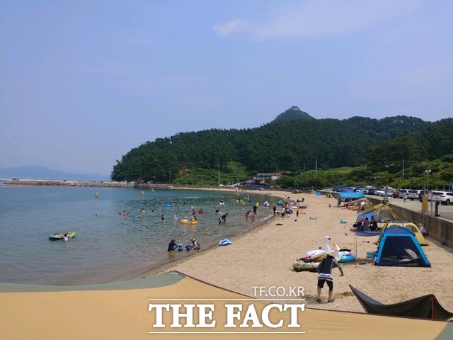통영 사량대항 해수욕장 모습/통영시 제공