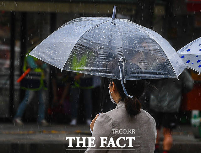전국적으로 소나기가 예보된 지난 9일 오후 서울 종로구 경복궁역 일대 시민들이 우산을 쓰고 발걸음을 재촉하고 있다. /이동률 기자