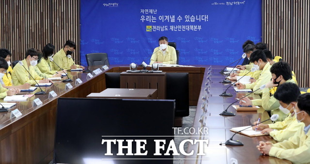 전남도는 23일 집중호우 대비 상황판단회의를 개최하고 분야별 예방 활동에 들어가는 등 피해 최소화를 위해 적극 대응키로 했다./무안=홍정열 기자