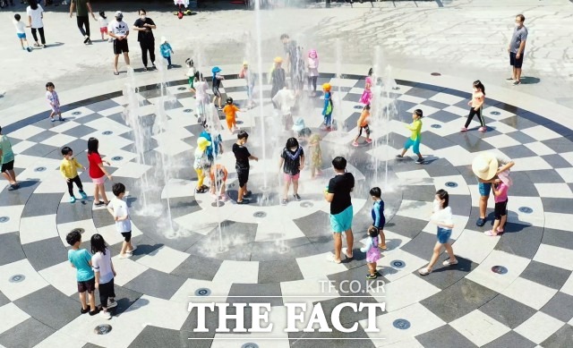 정읍시 관계자는 “올여름 화려한 음악분수와 시원한 바닥분수가 함께하는 워터파크에서 돌아온 일상을 만끽해 보시길 바란다”며 “철저한 수질검사와 안전한 환경 조성을 통해 시민들이 건강하고 활기찬 여름을 보낼 수 있도록 최선을 다 하겠다”고 말했다. / 정읍시 제공