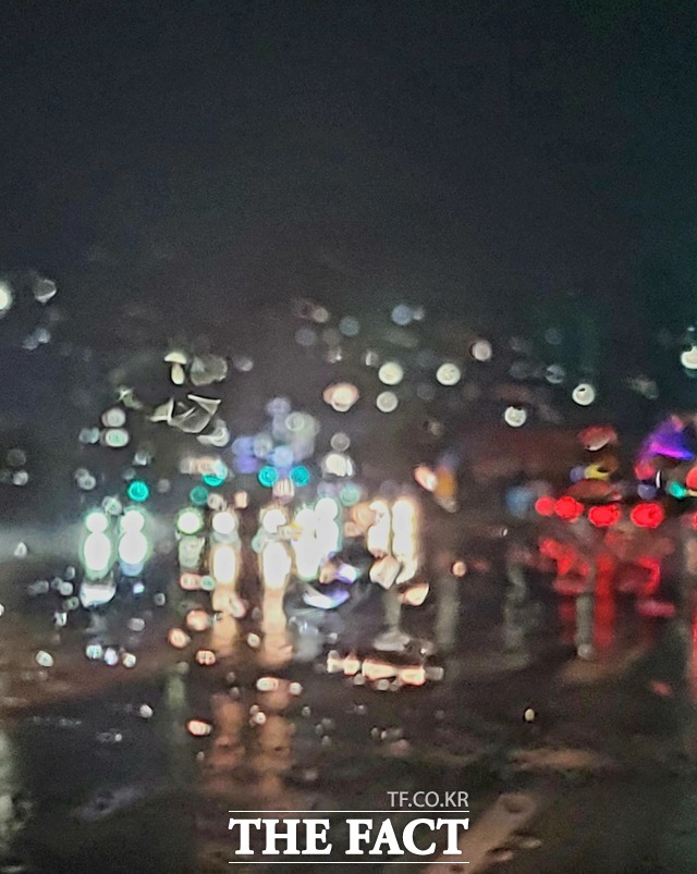 비 오는 밤 차창 밖의 풍경이 한 폭의 수채화다./ 광주=이병석 기자