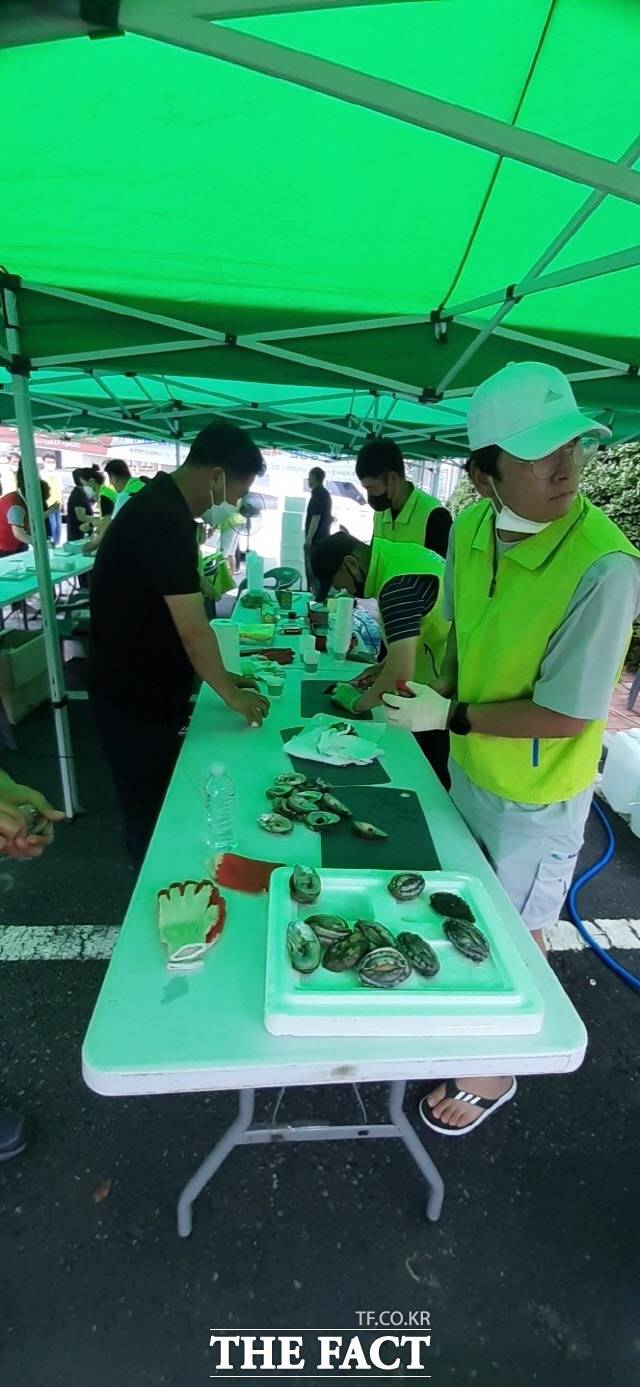 해남뻘전복 1+1 판매행사 현장/해남군 제공