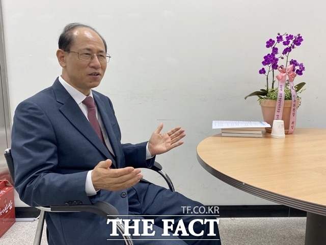 서만철 세종시장 인수위원회 위원장이 어진동 인수위사무실에서 인터뷰를 하고 있다. / 세종 = 표윤지 기자