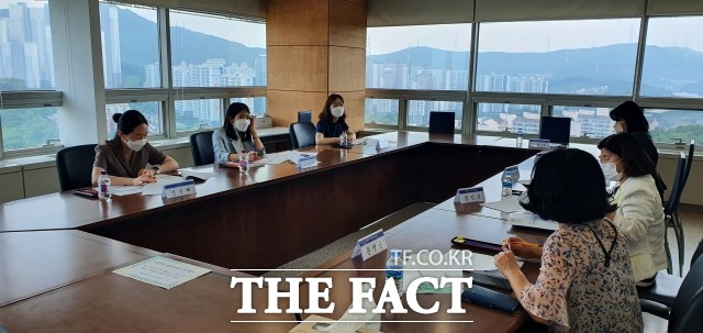 ‘용인시 아동권리 옴부즈퍼슨’이 정기회의를 열어 아동권리 침해사례를 살피고 이를 해결하기 위한 다각적인 방안을 논의했다고 24일 밝혔다./용인시 제공