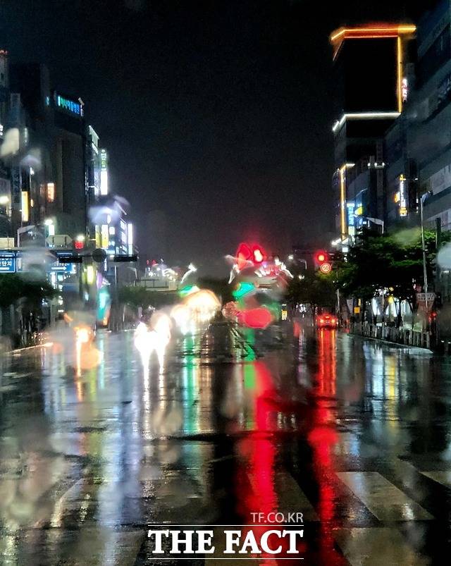 24일 새벽 광주 도심에 앞이 보이지 않을 만큼의 많은 비가 내렸다. 비 오는 밤 차창 밖의 풍경이 한 폭의 수채화다. 광주=이병석 기자