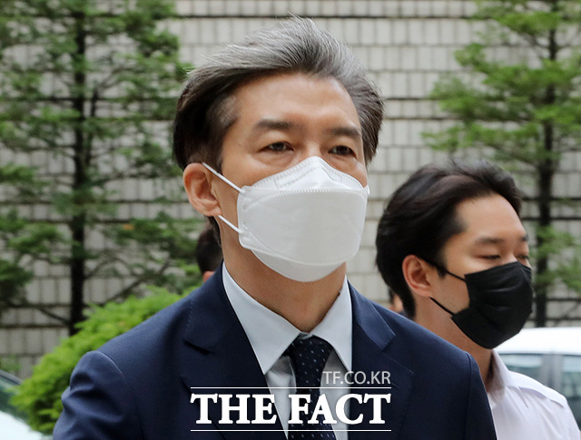 자녀 입시 비리 등의 혐의로 재판에 넘겨진 조국 전 법무부 장관이 24일 오전 서울 서초구 서울중앙지방법원에서 열린 공판에 출석하고 있다. /아동률 기자