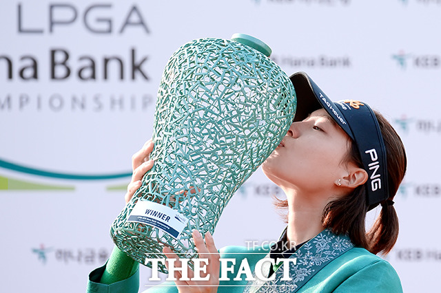 2018년 인천 스카이72에서 열린 LPGA 투어 2018 KEB 하나은행 챔피언십에서 우승한 전인지. 올시즌 세 번째 메이저 대회에서 3년 8개월 만의 우승 가능성을 높이고 있다./인천=이선화 기자
