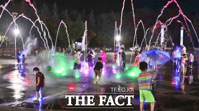 내장산 문화광장은 음악분수와 바닥분수, 야외공연장, 청소년광장 등으로 조성돼 남녀노소 많은 시민이 찾는 나들이 명소다. / 정읍시 제공