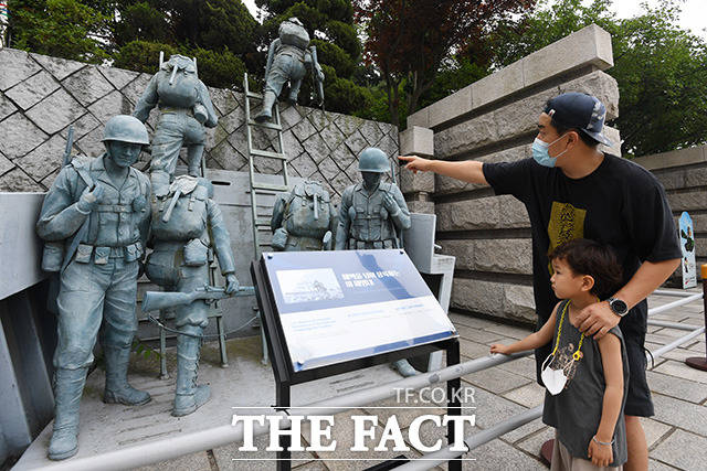 6.25 전쟁 72주년을 맞은 25일 인천 연수구 인천상륙작전 기념관을 찾은 시민들이 전시 조형물을 관람하고 있다. /인천=남용희 기자
