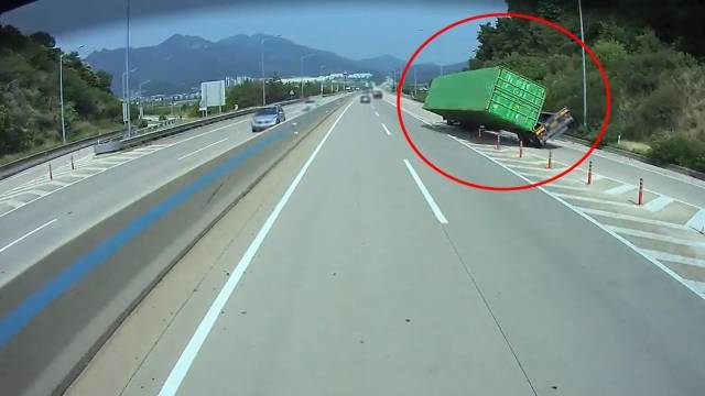 트레일러 위에 있던 컨테이너가 고속도로에 떨어져 주행 중인 차와 충돌하는 사고가 발생했다. /온라인 커뮤니티 보배드림 캡처