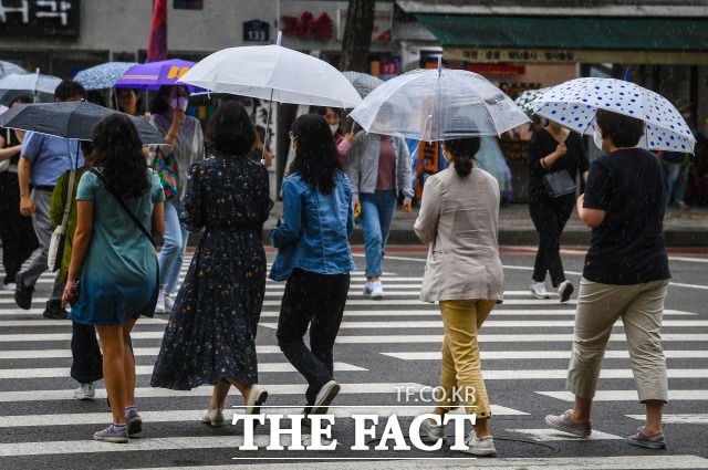 전국적으로 소나기가 예보된 9일 오후 서울 종로구 경복궁역 일대의 시민들이 우산을 쓰고 발걸음을 재촉하고 있다. 기상청은 이날 불안정한 대기의 영향으로 내륙 곳곳에 벼락과 돌풍을 동반한 소나기가 내릴 것으로 전망했다. / 이동률 기자