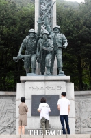  '6.25 72주년' 인천상륙작전 기념관 찾은 시민들 [포토]