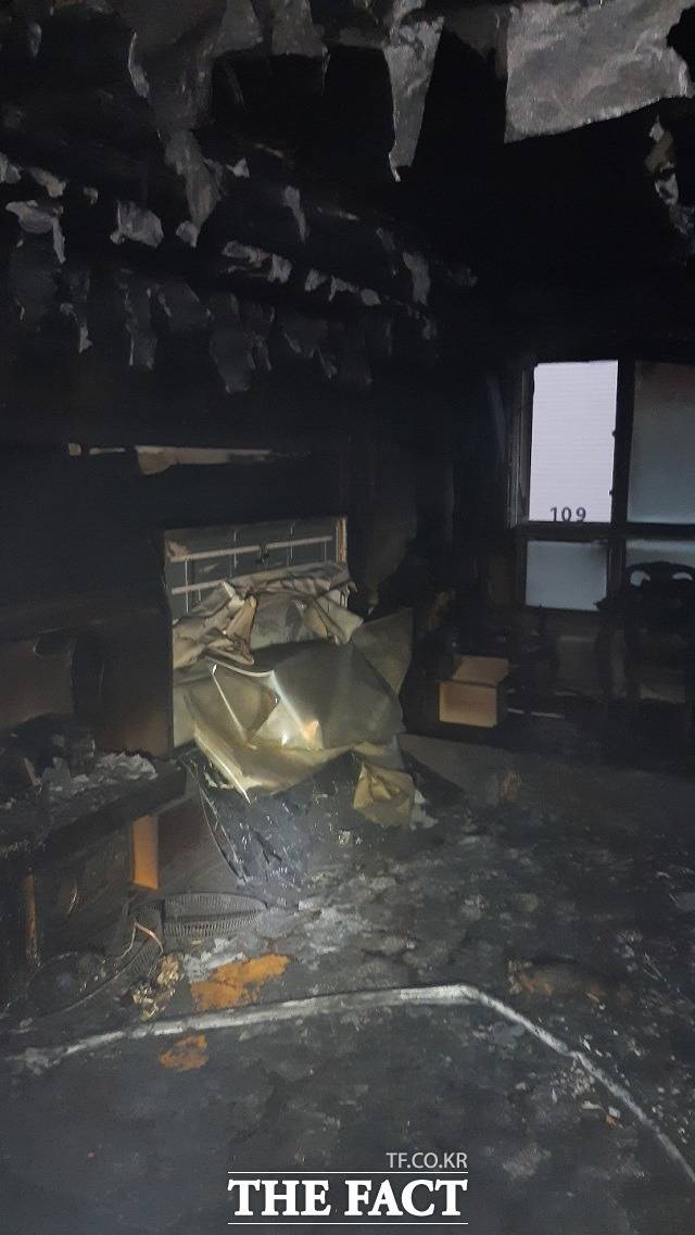 27일 새벽 4시 19분 부산 해운대구 재송동의 한 아파트 13층 화재 현장. /부산소방재난본부 제공