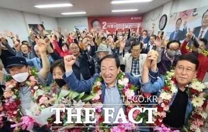 이병선 속초시장 후보가 당선이 확정되자 만세를 부르고 있다. 사진/더팩트DB