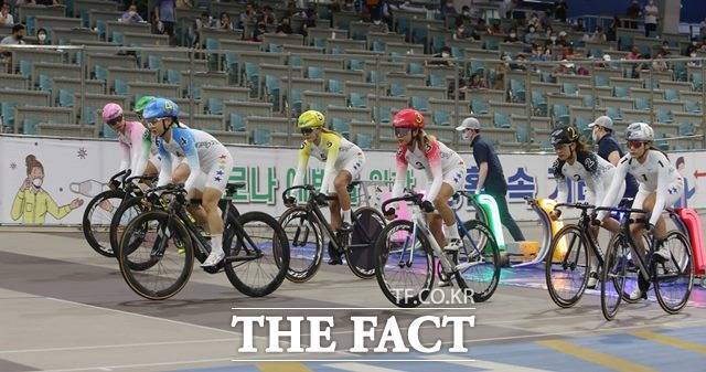 여자 자전거 동호인들이 경륜경주와 동일한 방식의 경주를 시작하고 있다./경주사업총괄본부 제공