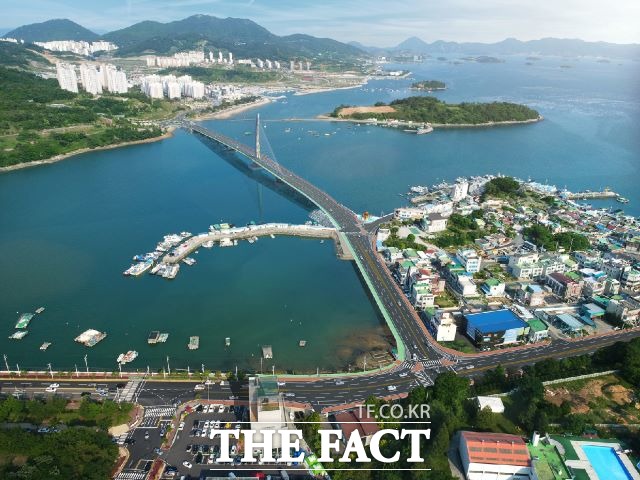 웅천~소호를 연결하는 ‘선소대교’가 지난 20일 임시 개통 이후 웅천 생태터널에서 여수시청으로 이어지는 도심권 교통흐름이 크게 개선됐다. /여수시 제공