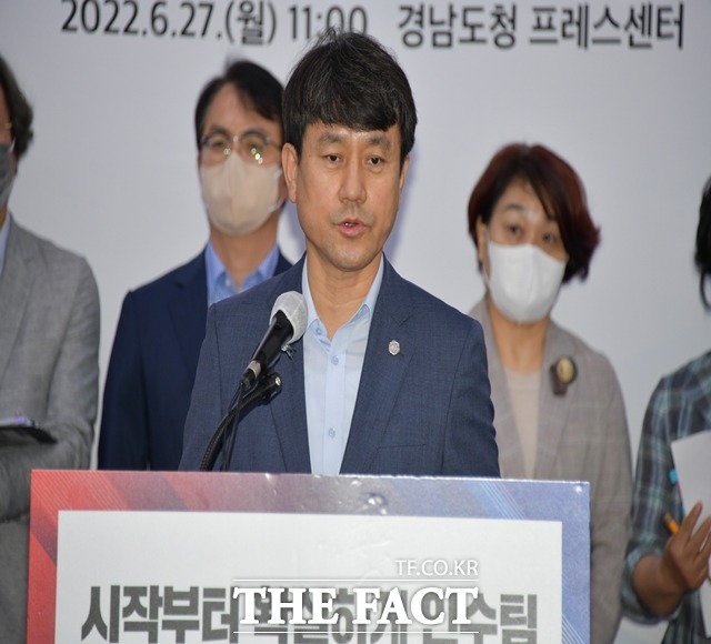 박완수 경남도지사 당선인이 구성한 시작부터 확실하게 인수팀의 정시식 인수팀장이 27일 민선8기 도정과제를 발표하고 있다./경남도 제공