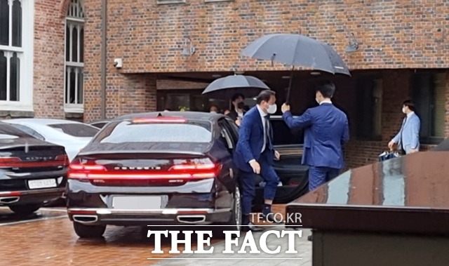 최태원 SK그룹 회장이 정동제일교회에 도착해 차량에서 내리고 있다. /이성락 기자