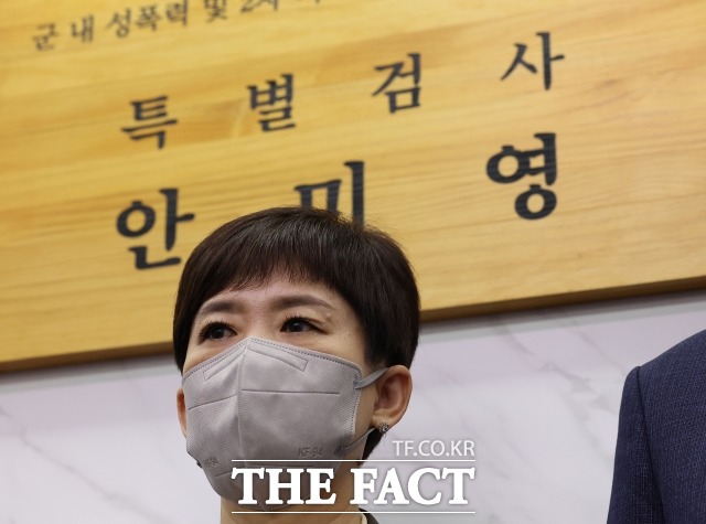 고 이예람 중사 사망 사건의 진상을 규명할 안미영 특별검사팀이 28일 공군본부를 압수수색하고 있다. 사진은 안미영 특검. /이새롬 기자