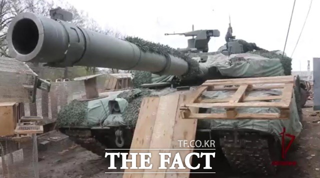 G7이 러시아 방위산업을 초점을 맞춘 추가 제재를 단행할 것으로 전해지고 있다. 지난 4월 중순 우크라이나 키이우시 공격에 동원된 러시아군의 최신 주력 전차 T-90M의 전면 모습. 이 전차는 러시아 방산업체 우랄곤자보드가 생산한다. /디펜스블로그