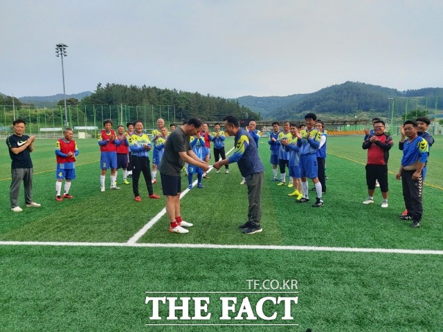 진도군축구협회, 진도초등학교 축구부 등에 후원금 600만 원 전달/진도군 제공